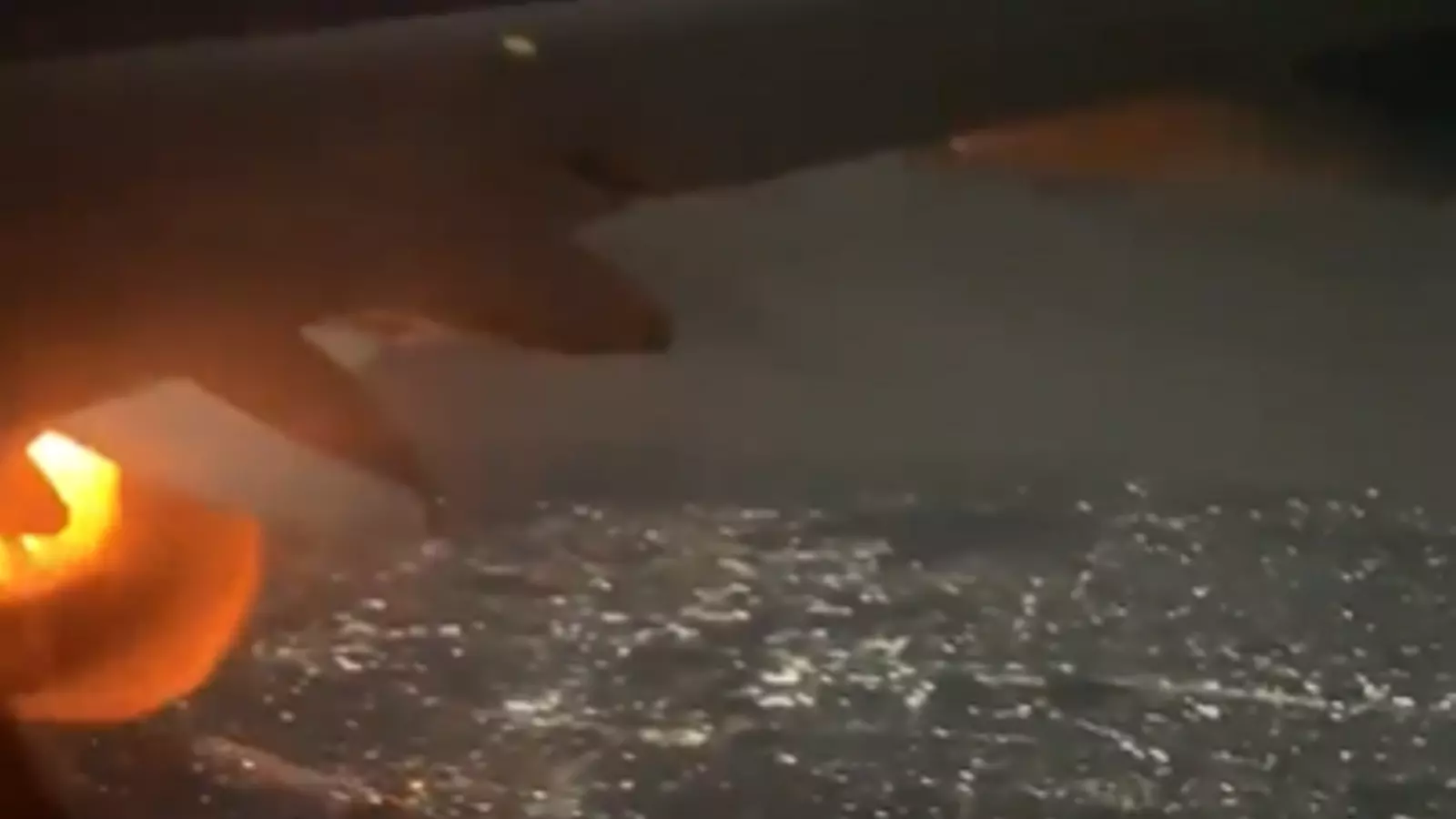 El motor de l'avió incendiat.