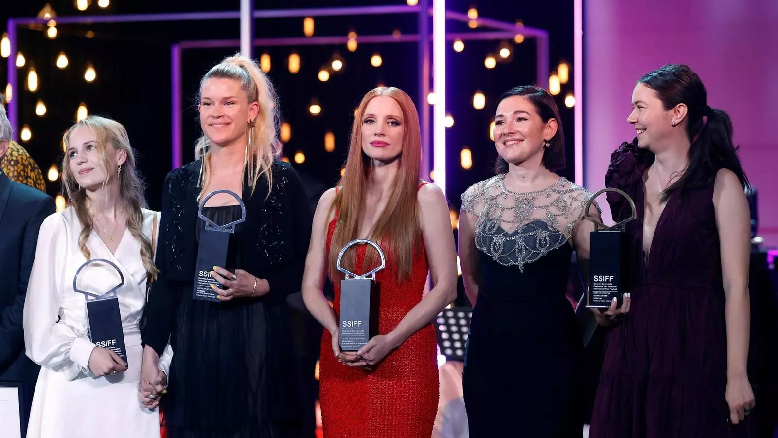 Foto de família de les premiades del Festival de Sant Sebastià