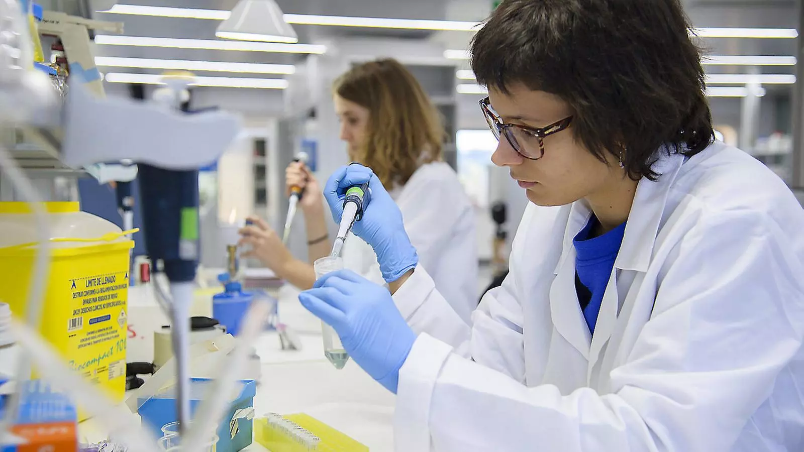 Pràctiques de laboratori a la seu de la UIC a Sant Cugat