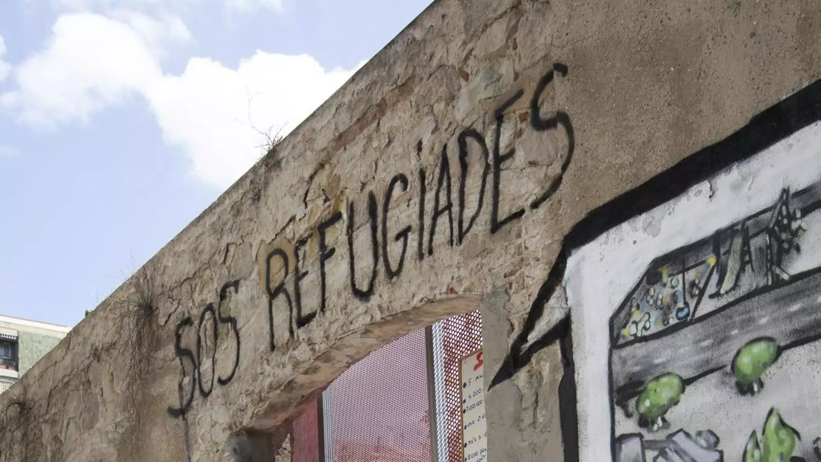 Muntané posant davant d’una pintada a favor de les refugiades, una visió femenina força absent del debat mediàtic, lamenta.