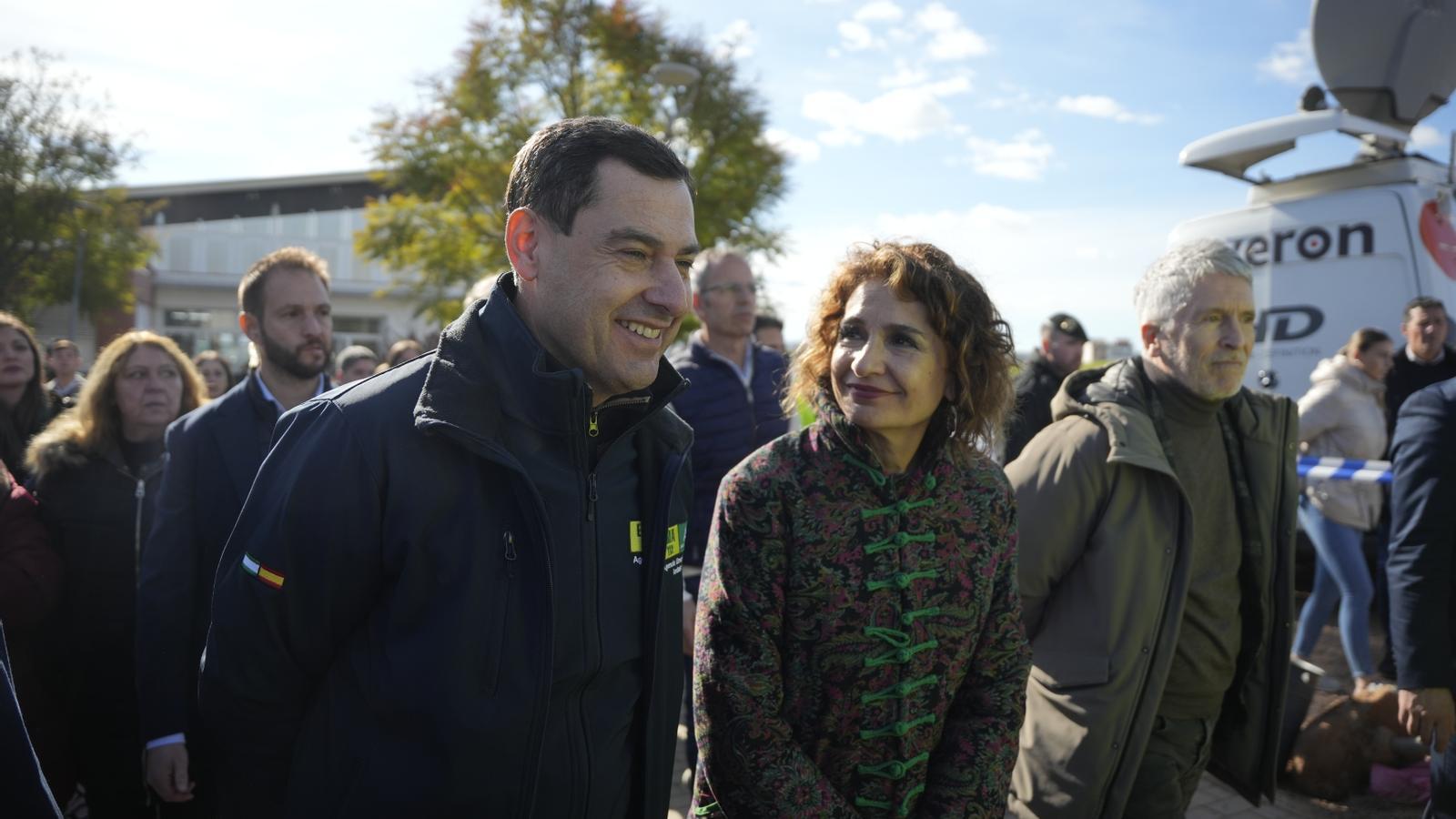 El president de la Junta d'Andalusia, Juanma Moreno, la vicepresidenta María Jesús Montero i el ministre Fernando Grande-Marlaska a l'arribada a Adamuz (Còrdova) per l'accident ferroviari.