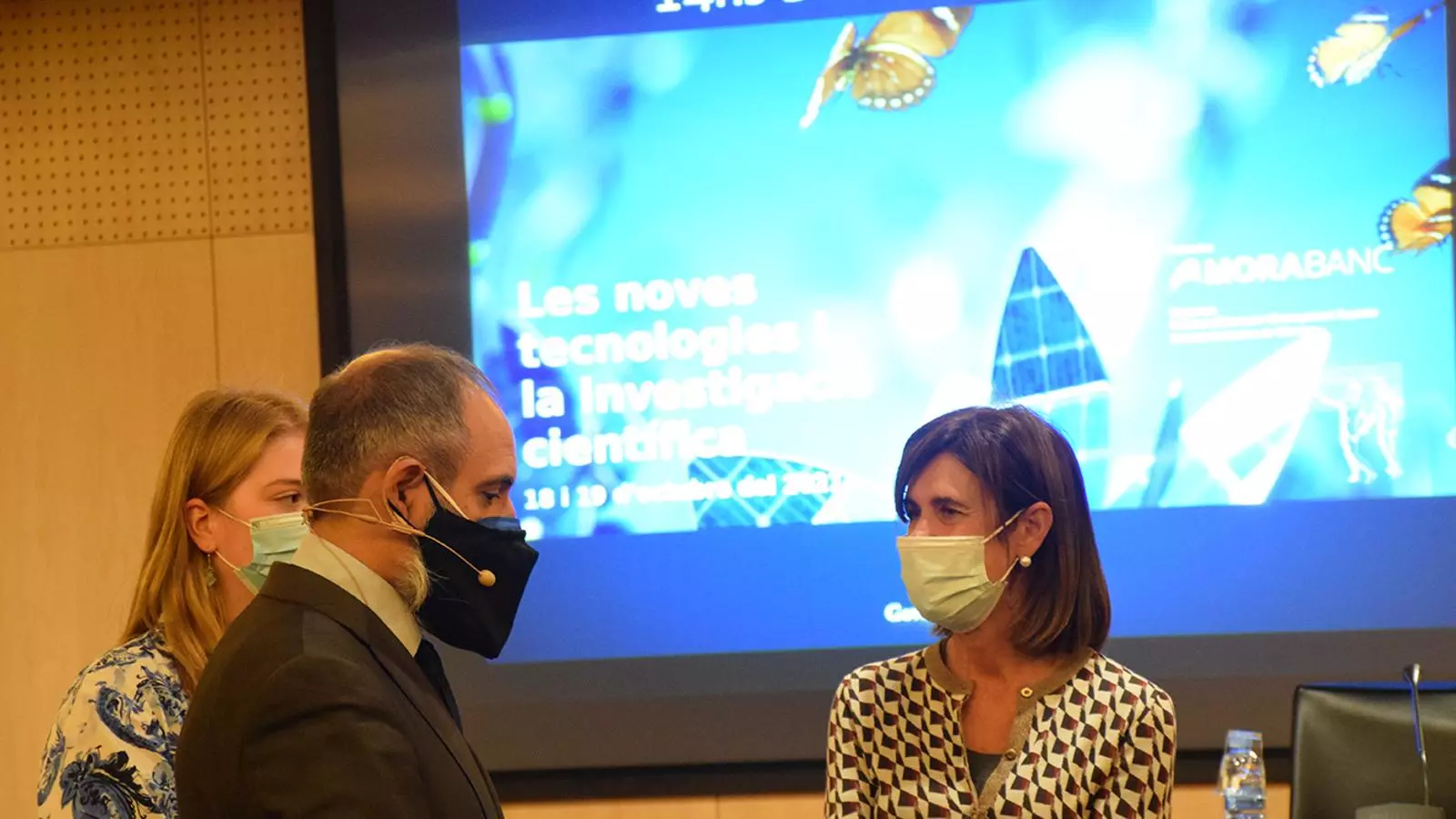 La ministra d'Educació i Ensenyament Superior, Ester Vilarrubla, conversa amb el doctor en enginyeria industrial Jordi Ojeda abans de l'inici de les sessions.