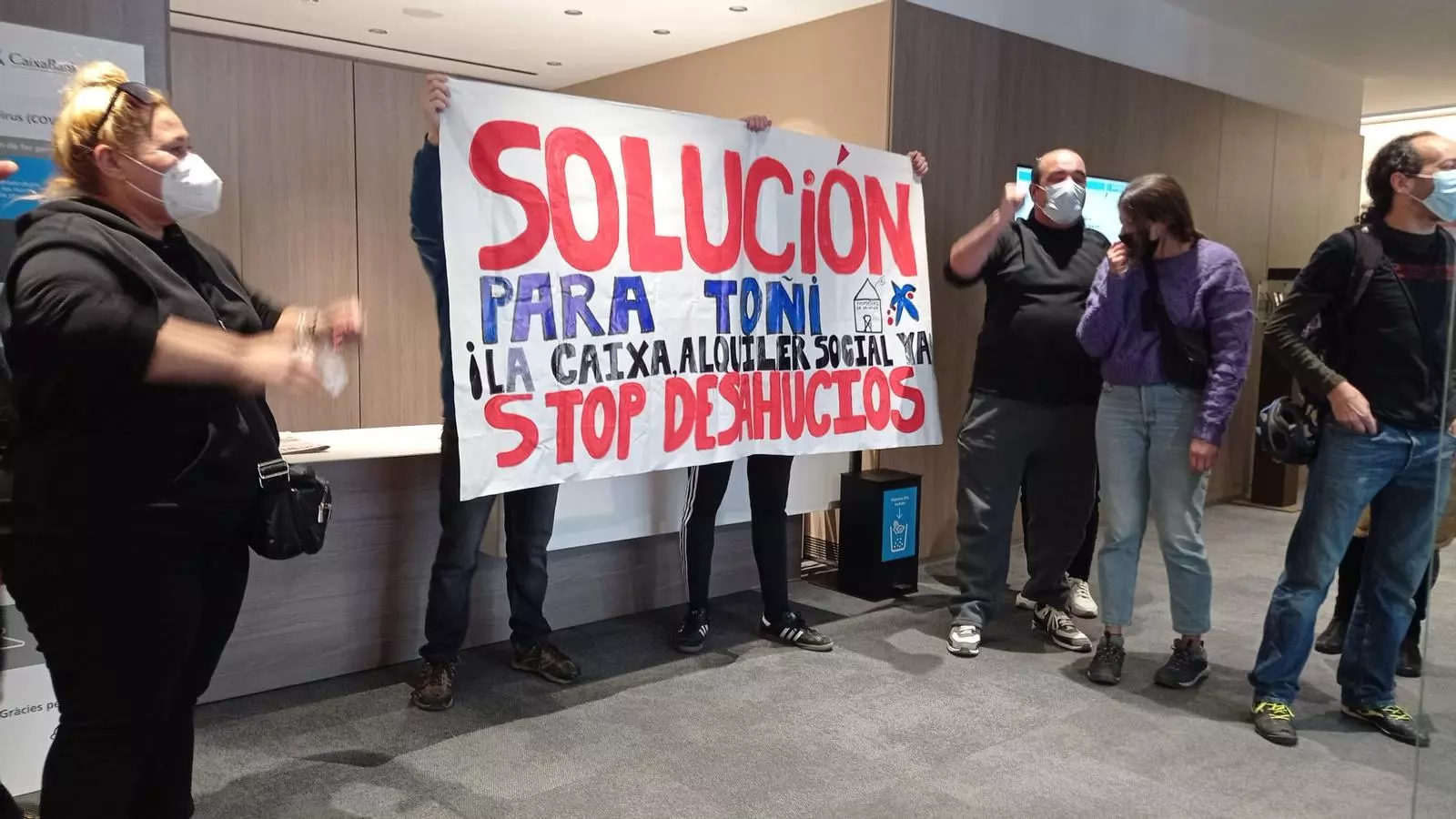 Imatge de l'acció d'aquest matí a La Caixa.