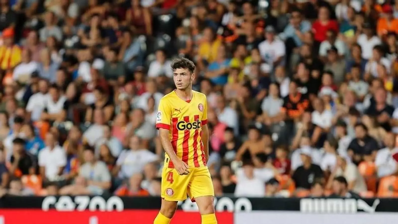 Arnau Martínez durant el seu debut a Primera a Mestalla