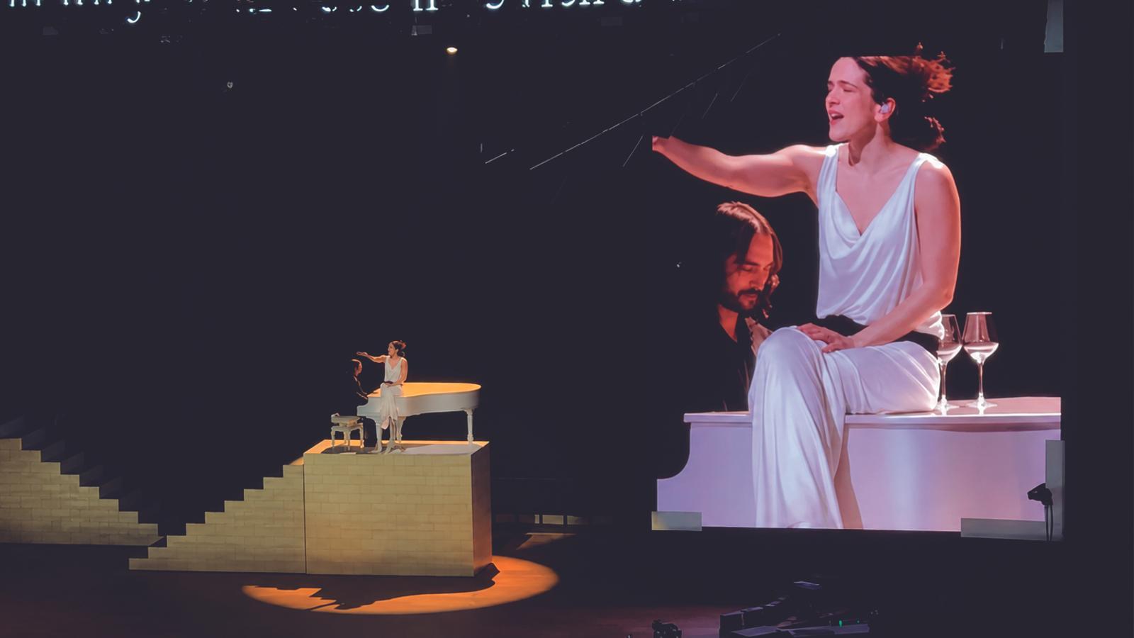Der Pianist Llorenç Barceló aus Manacor mit Rosalía im Palau Sant Jordi.