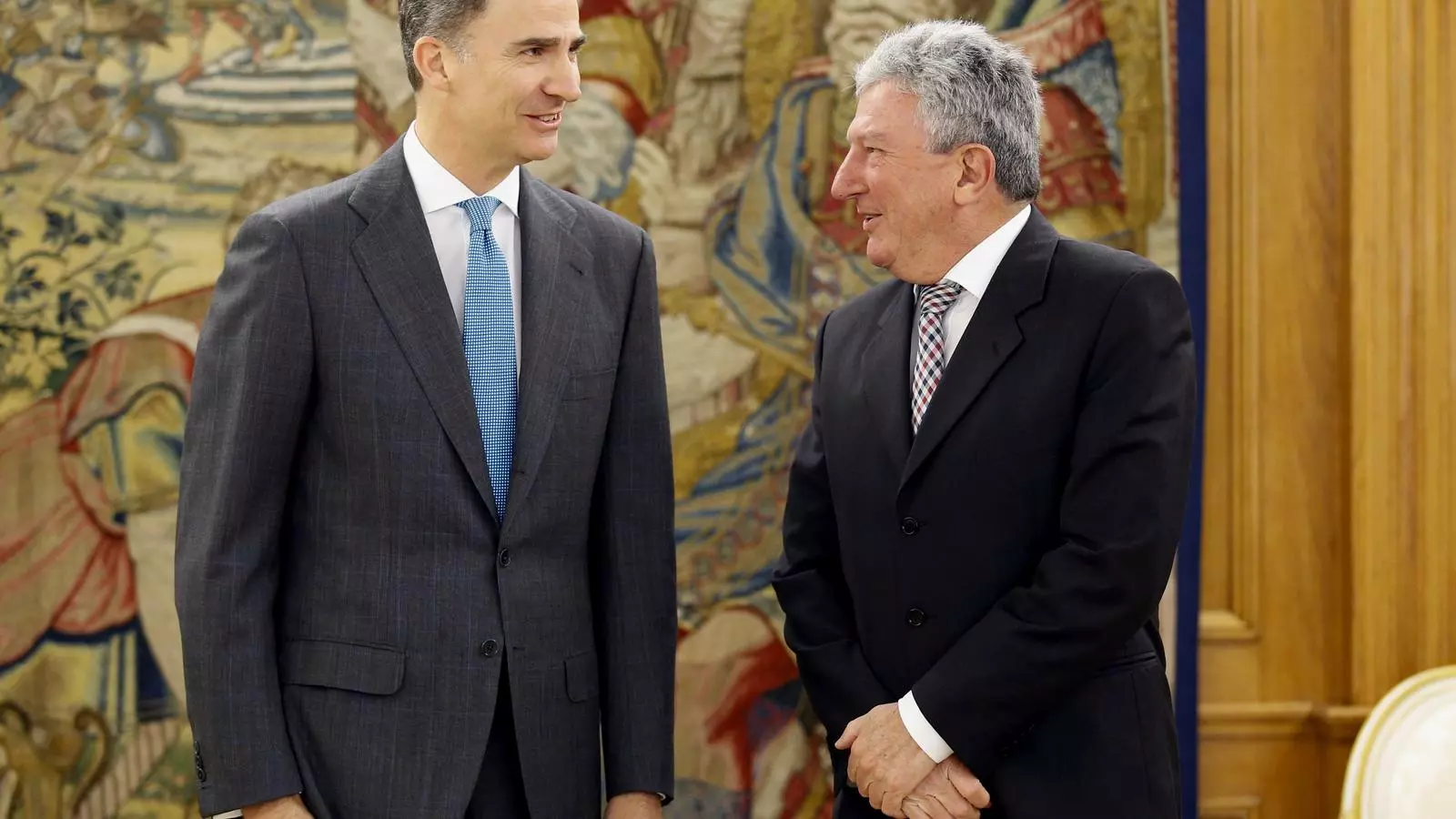 El rei Felip VI i el diputat de Nova Canàries, Pedro Quevedo, que ha obert la tercera ronda de consultes