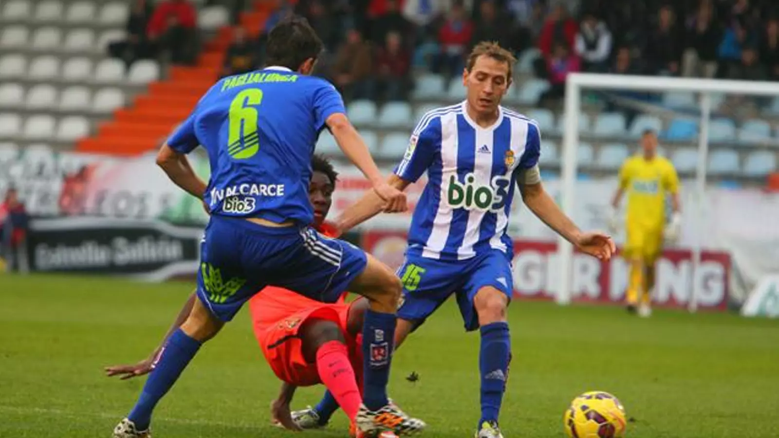 Dongou perd la pilota davant de dos jugadors locals / @SDP_1922