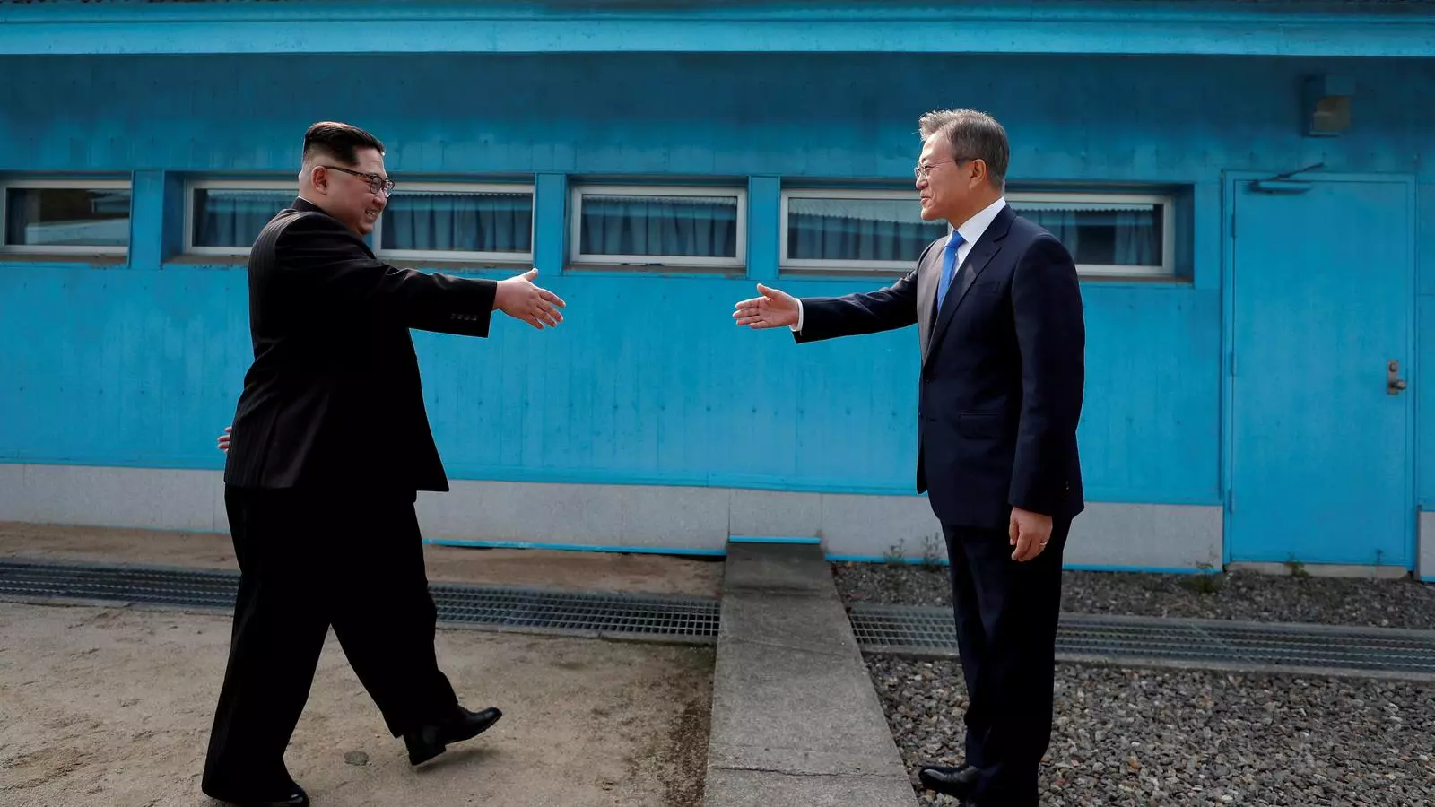 Kim Jong-un i Moon Jae-in se saluden en la cimera històrica a la ciutat fronterera de Panmunjom, el 27 d'abril del 2018