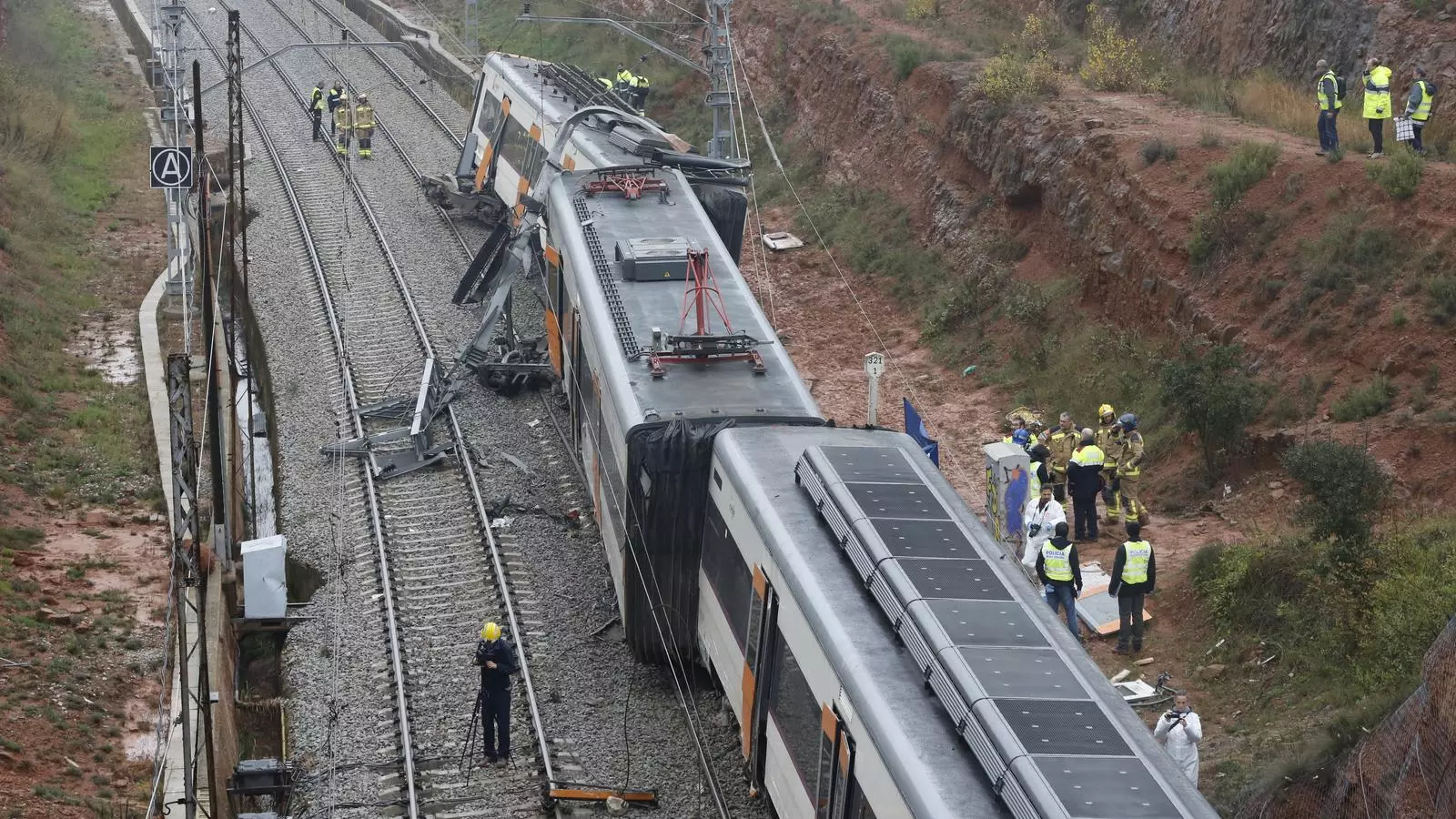 Un mort, cinc ferits de poca gravetat i 44 lleus en el descarrilament d'un tren de Rodalies a Vacarisses/ CRISTINA CALDERER