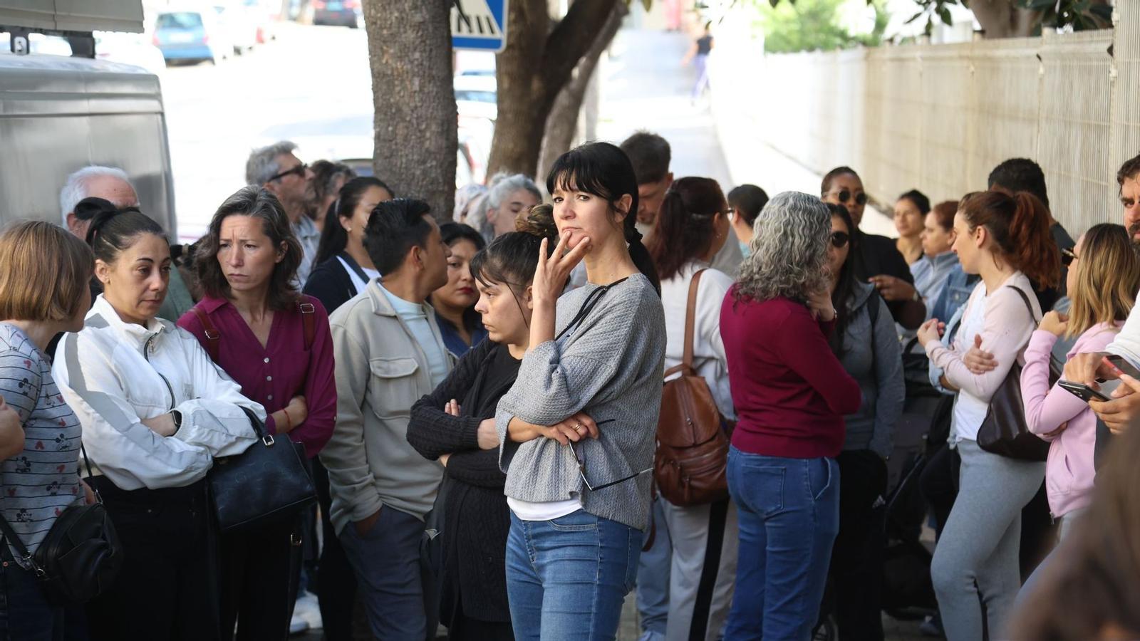 Les famílies es concentre a les portes del CEIP Son Pisà.