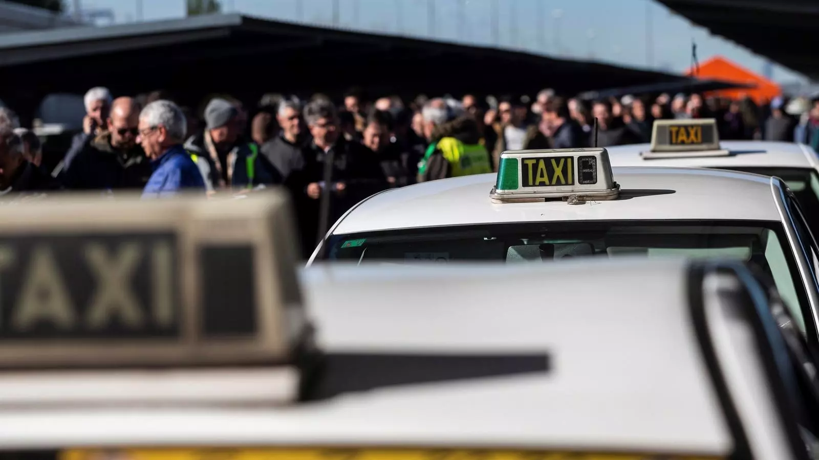 Milers de taxistes han fet cua aquest dimarts per votar en la consulta per decidir si continuen o posen fi a la vaga.