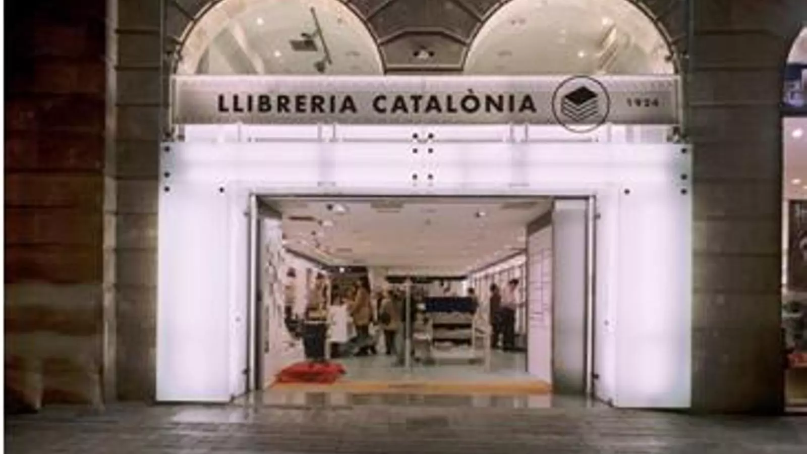 Entrada de la Llibreria Catalònia / LLIBRERIA CATALÒNIA