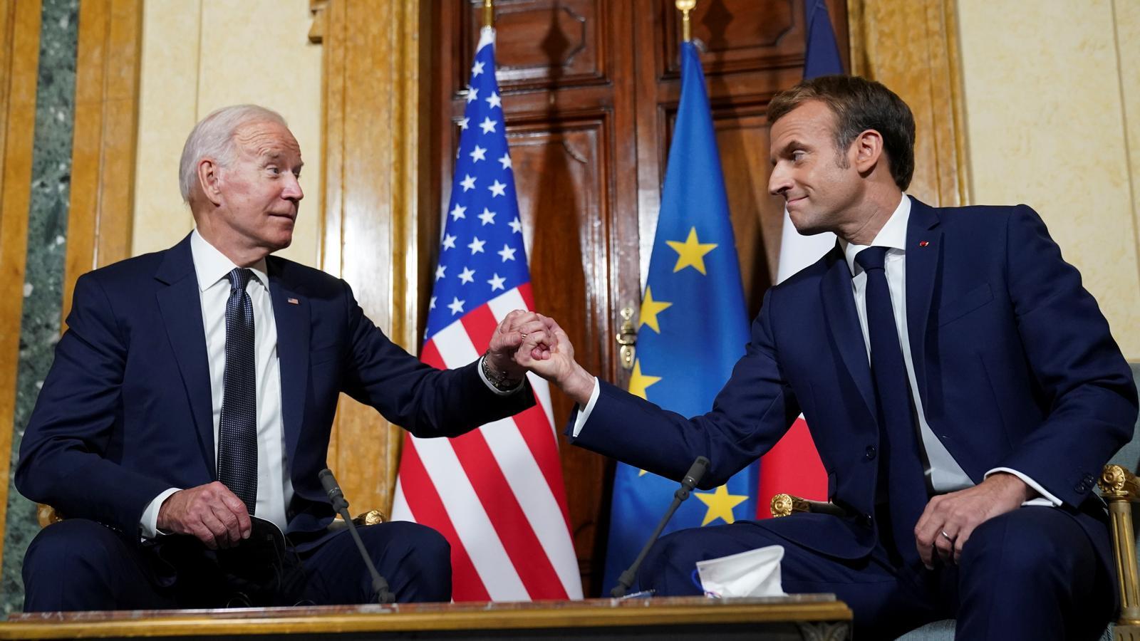 Joe Biden i Emmanuel Macron durant la trobada d'aquest divendres a Roma.