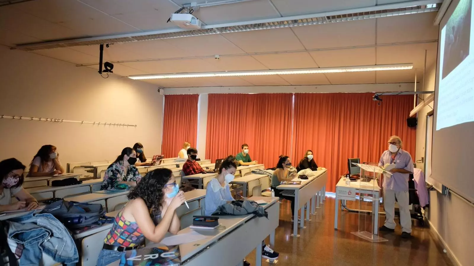 Estudiants en una classe de la Universitat Rovira i Virgili