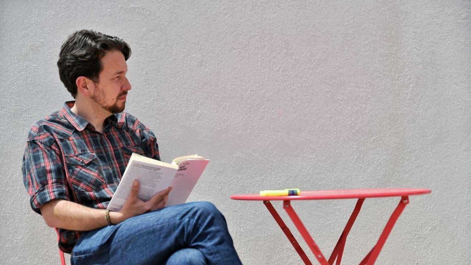 Pablo Iglesias llegint un llibre