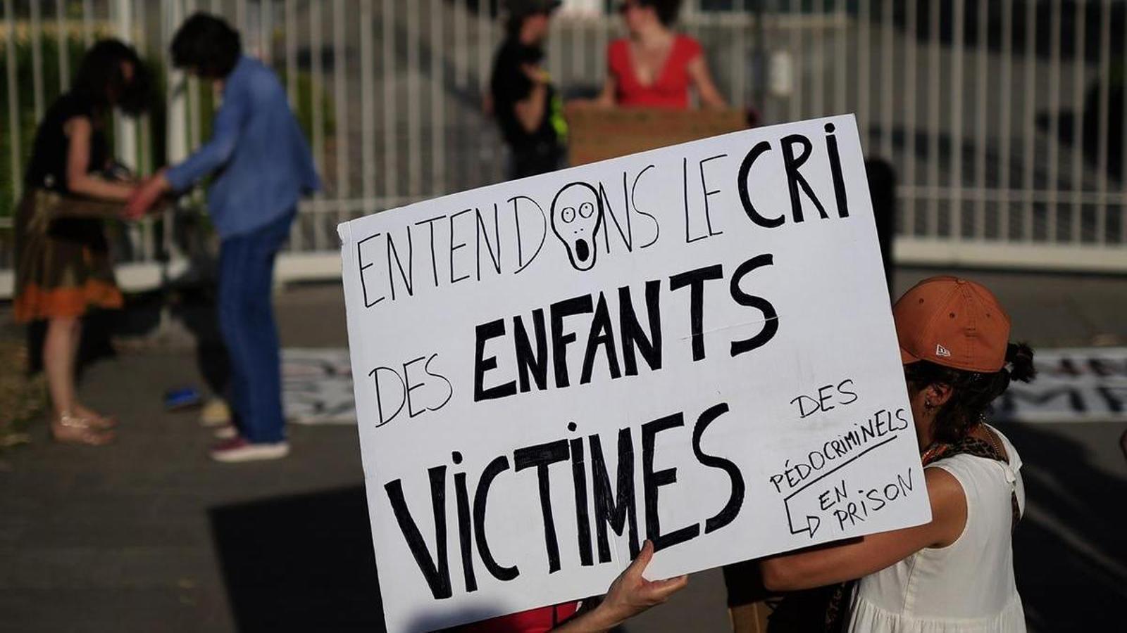 "Escuchamos el grito de los niños que son víctimas", dice un cartel en una manifestación por el caso Lyhanna, frente a los juzgados de Montpellier, el pasado junio.