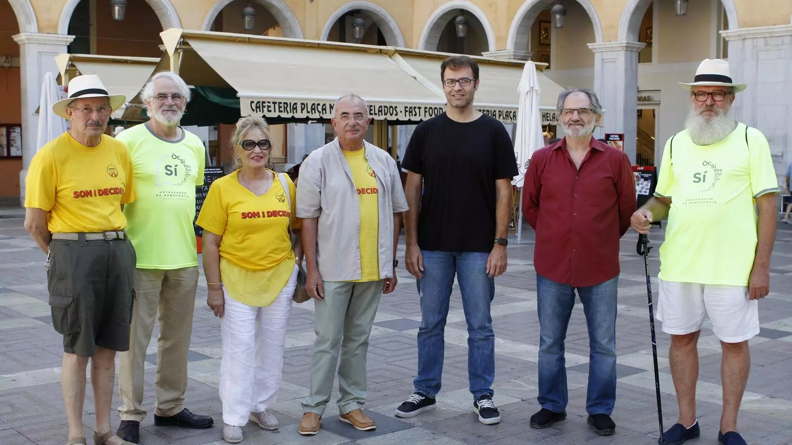 Representants de les entitats sobiranistes, durant la presentació de l'acte en suport del referèndum de Catalunya