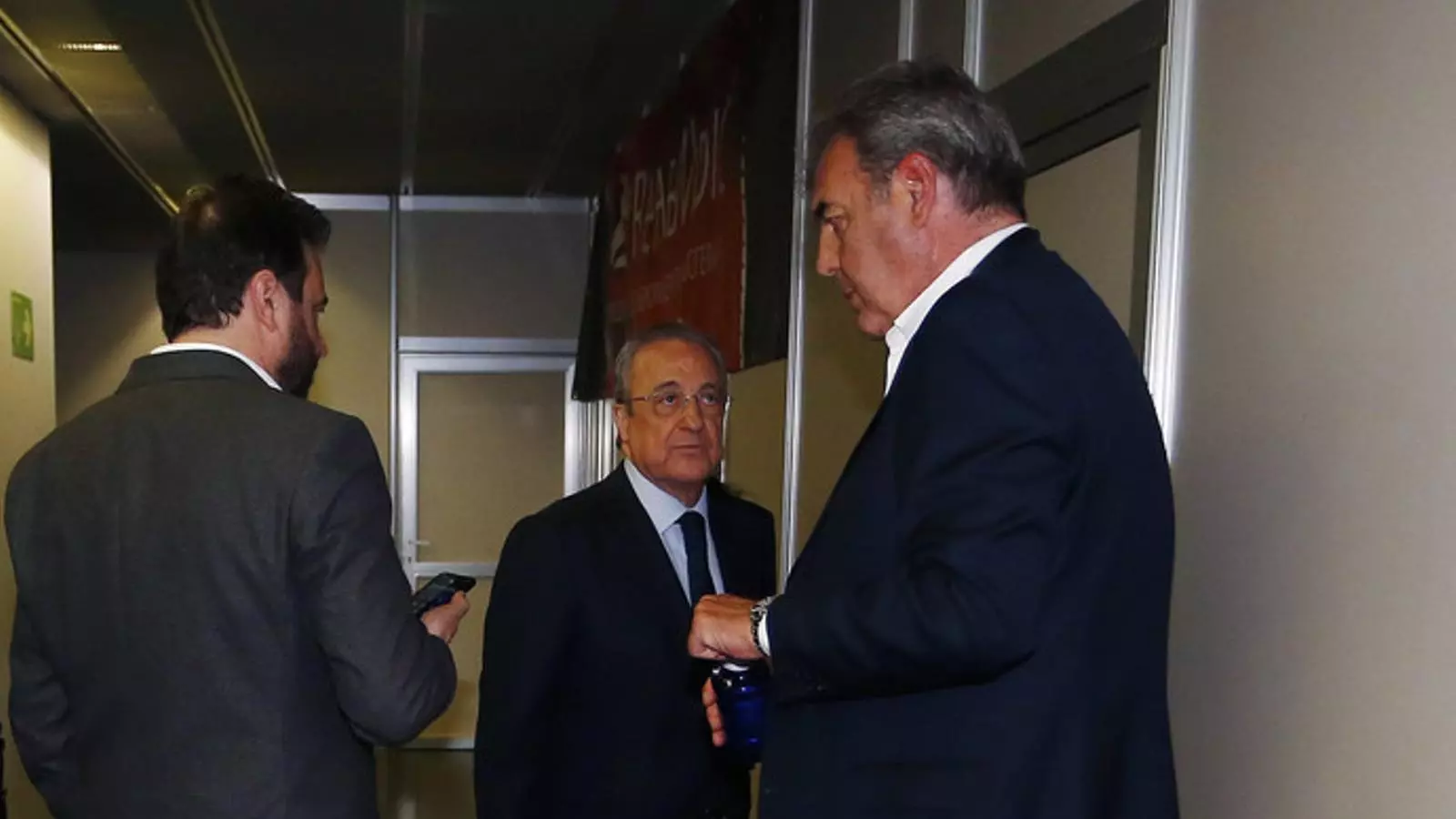Florentino Pérez i Juan Carlos Sánchez als passadissos del WiZink Center