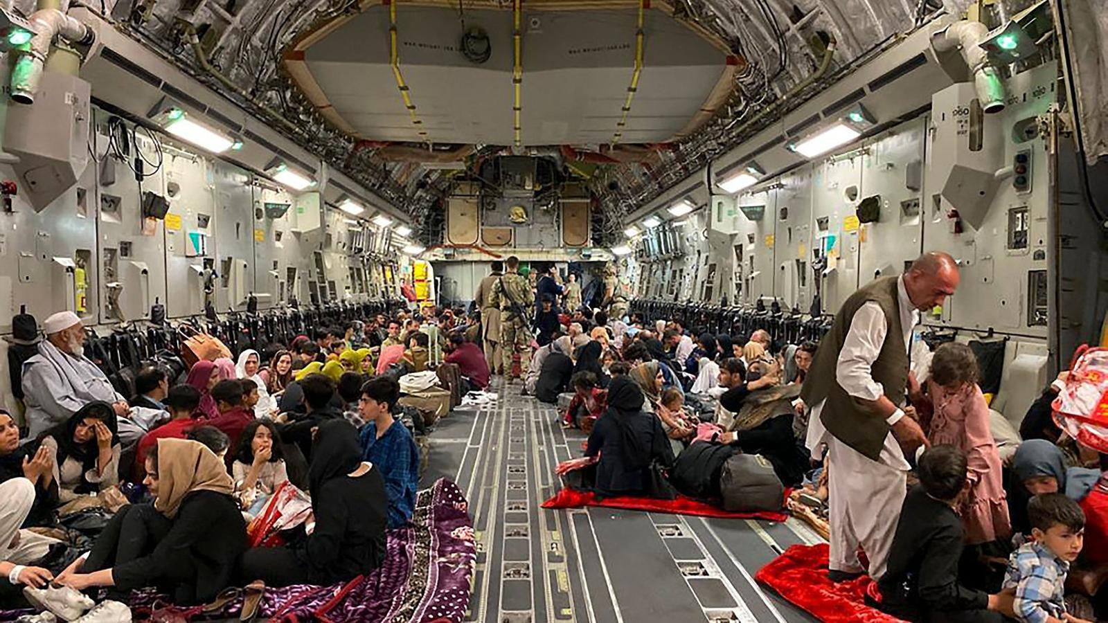 Ciudadanos afganos dentro de un avión militar norteamericano  ayer al aeropuerto de Kabul.