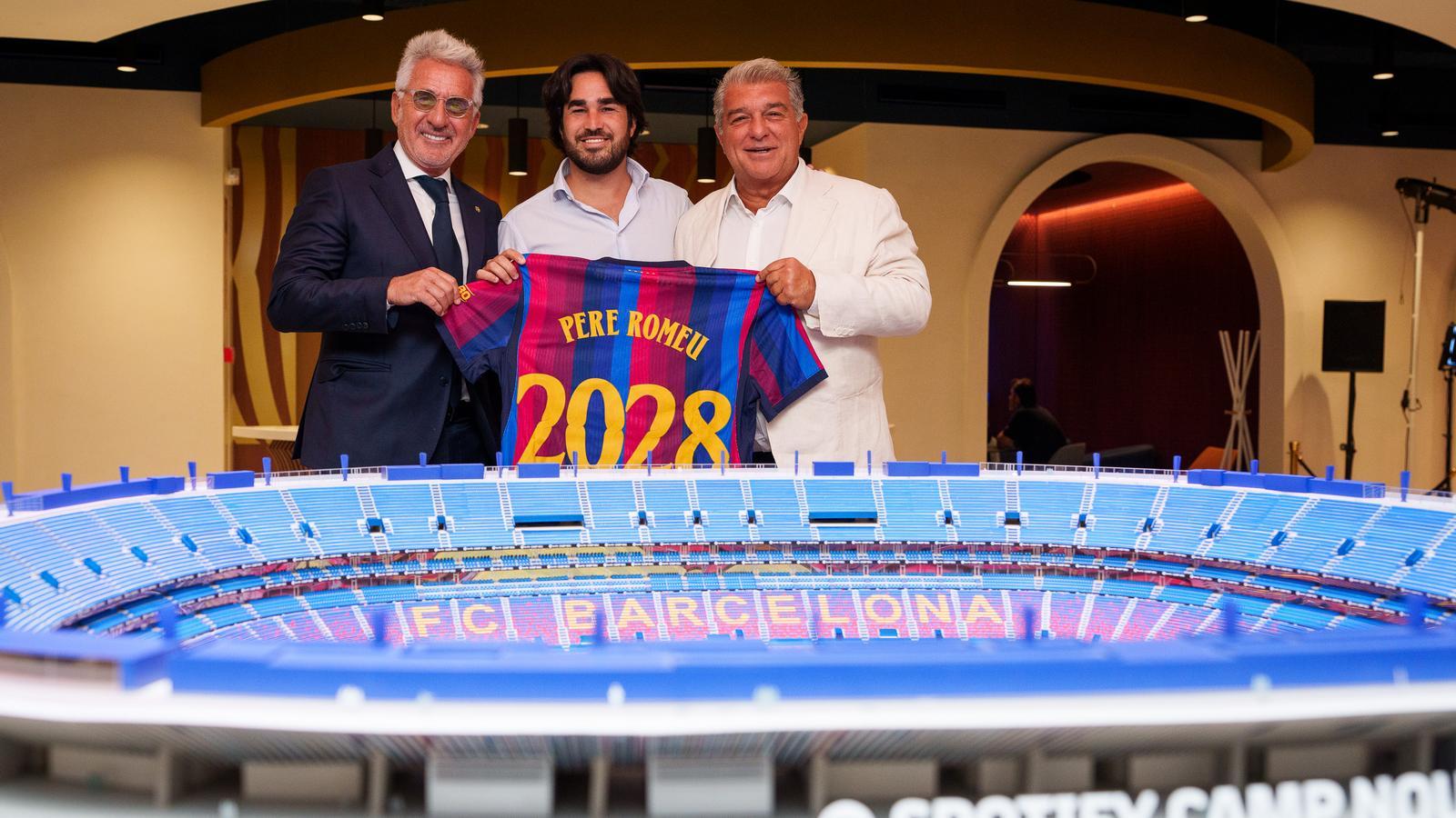 Pere Romeu, Xavi Puig y Joan Laporta durante el acto de renovación del entrenador azulgrana