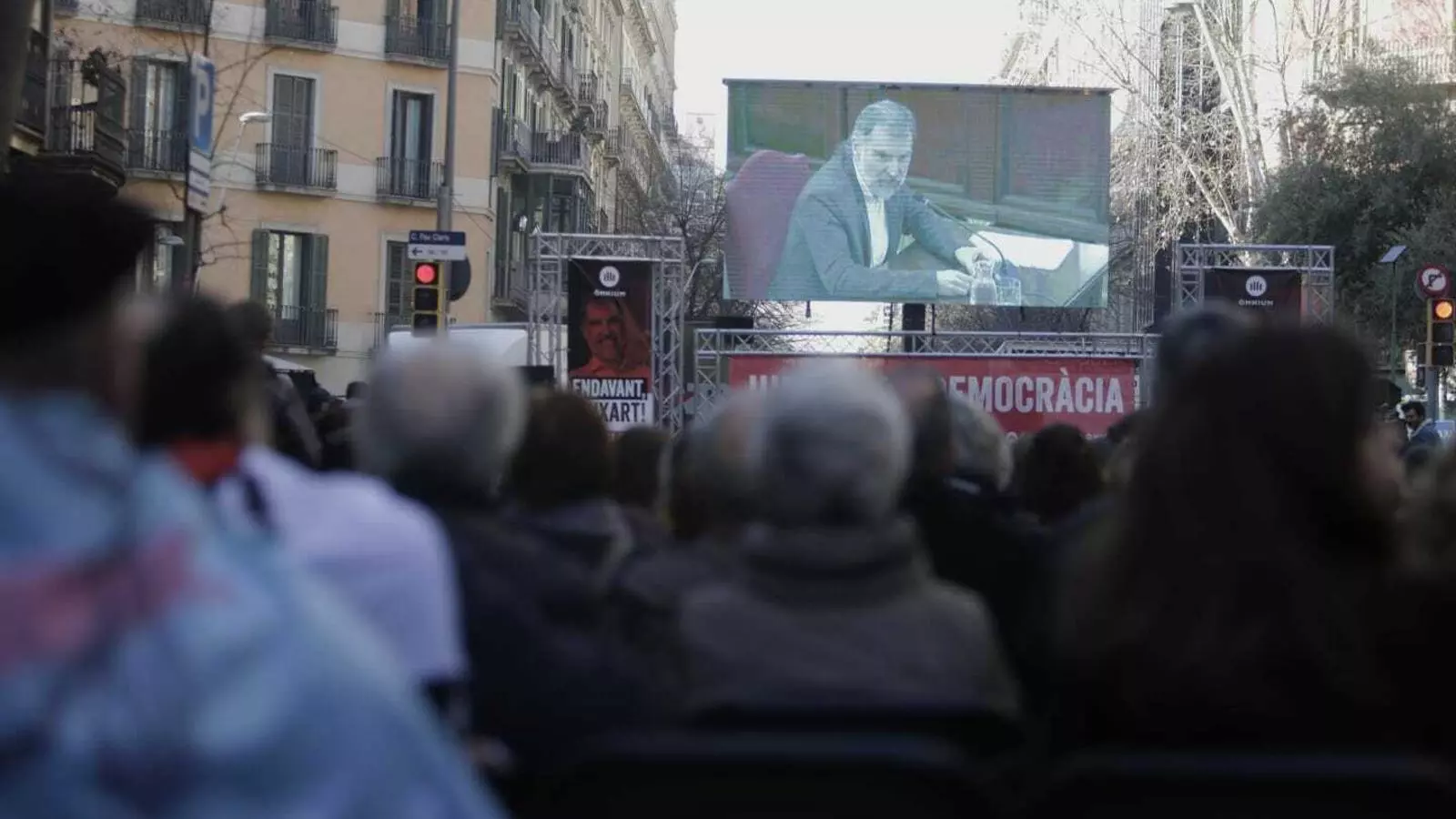 Ciutadans segueixen la declaració de Jordi Cuixart davant de la seu d'Òmnium a Barcelona