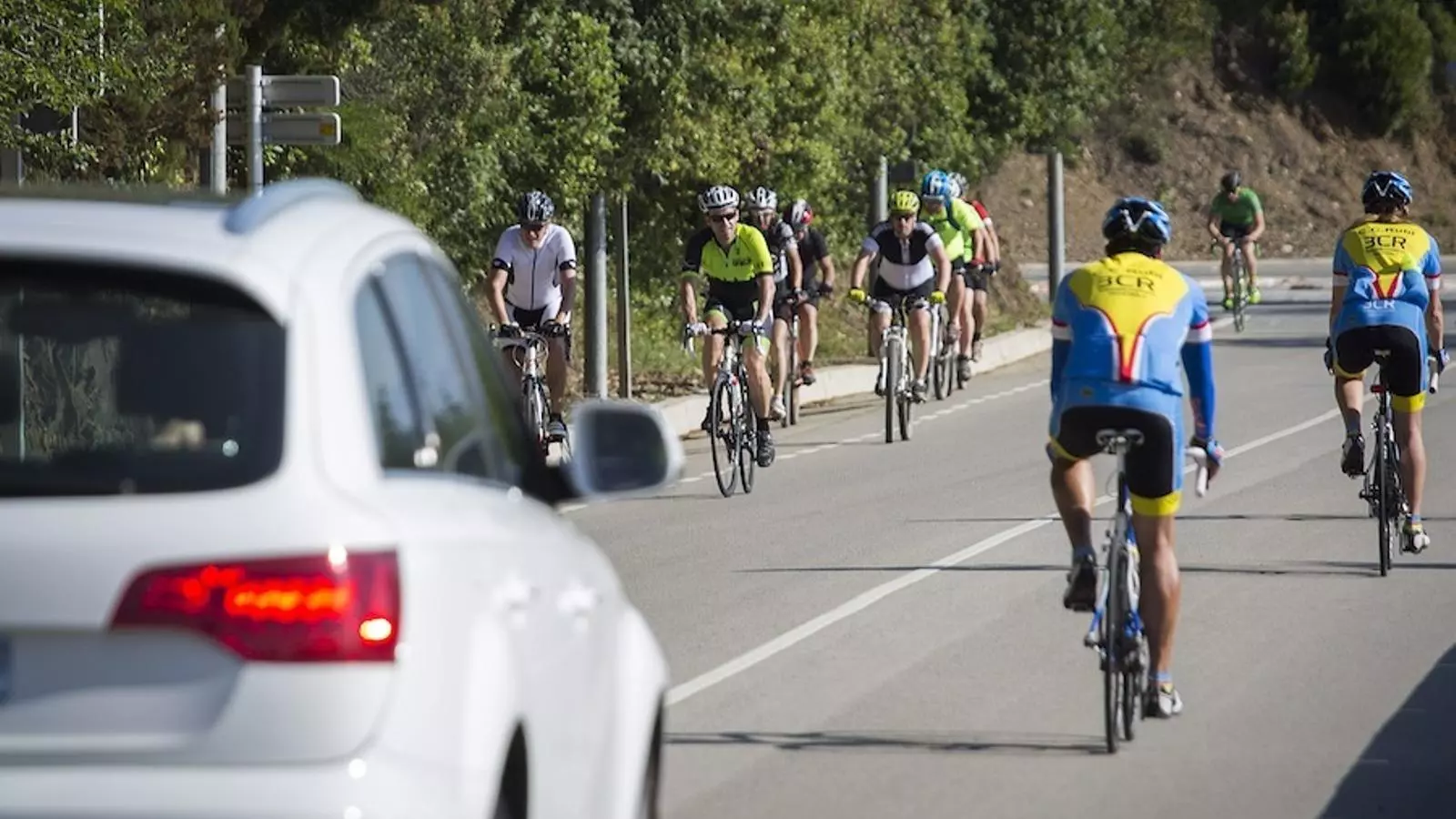 Ciclistes per la Carretera de l'Arrabassada, un diumenge