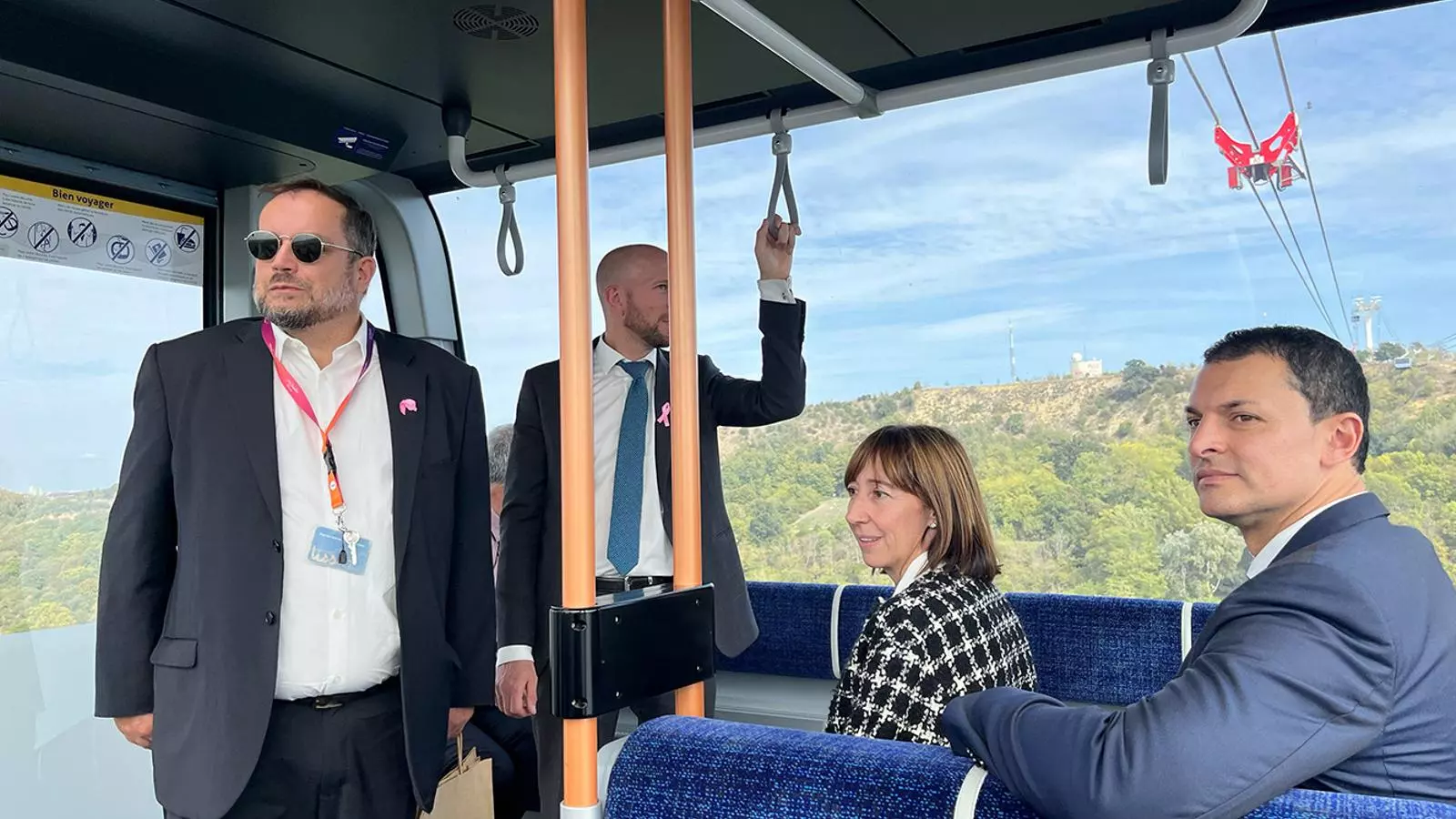 El ministre de Presidència, Economia i Empresa, Jordi Gallardo, durant al visita al telefèric de Tolosa.