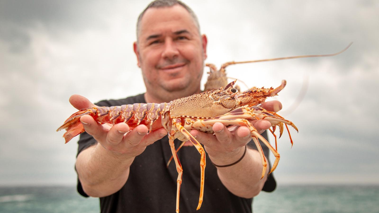 The chef Lluís Fernández with one of the lobsters from the restaurant's tank
