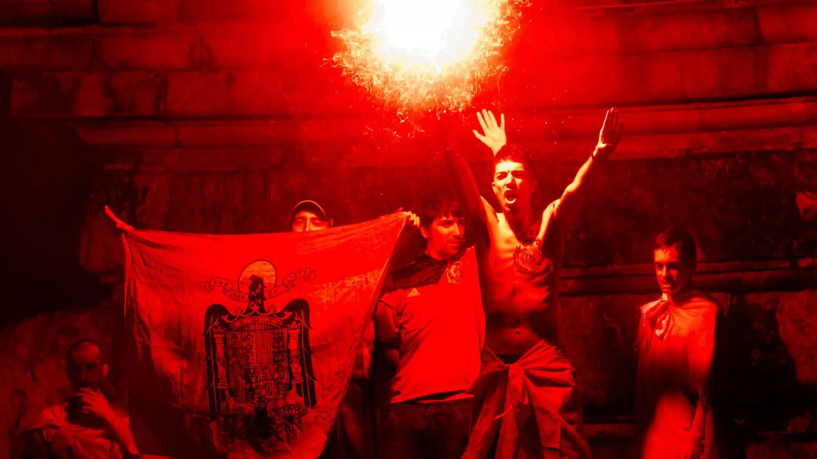 Aficionats amb banderes anticonstitucionals a la plaça Espanya de Barcelona.