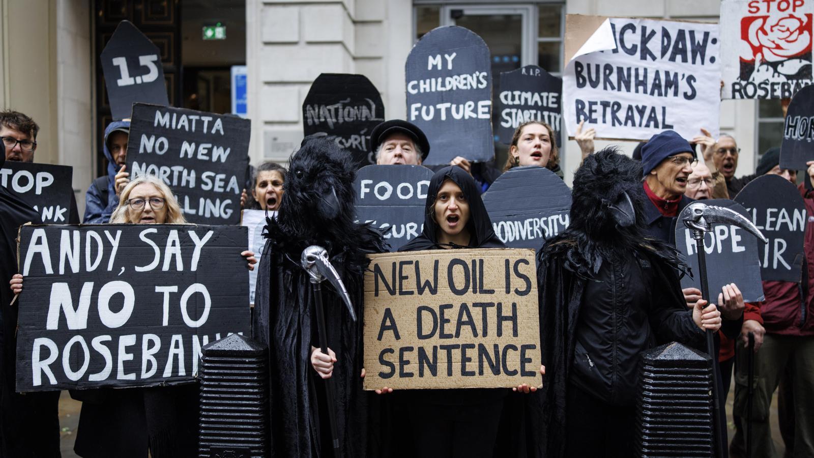 Climate activists from Fossil Free London display banners during a protest against the British government's authorization to drill the Jackdaw gas field, this Wednesday, October 21, 2026.