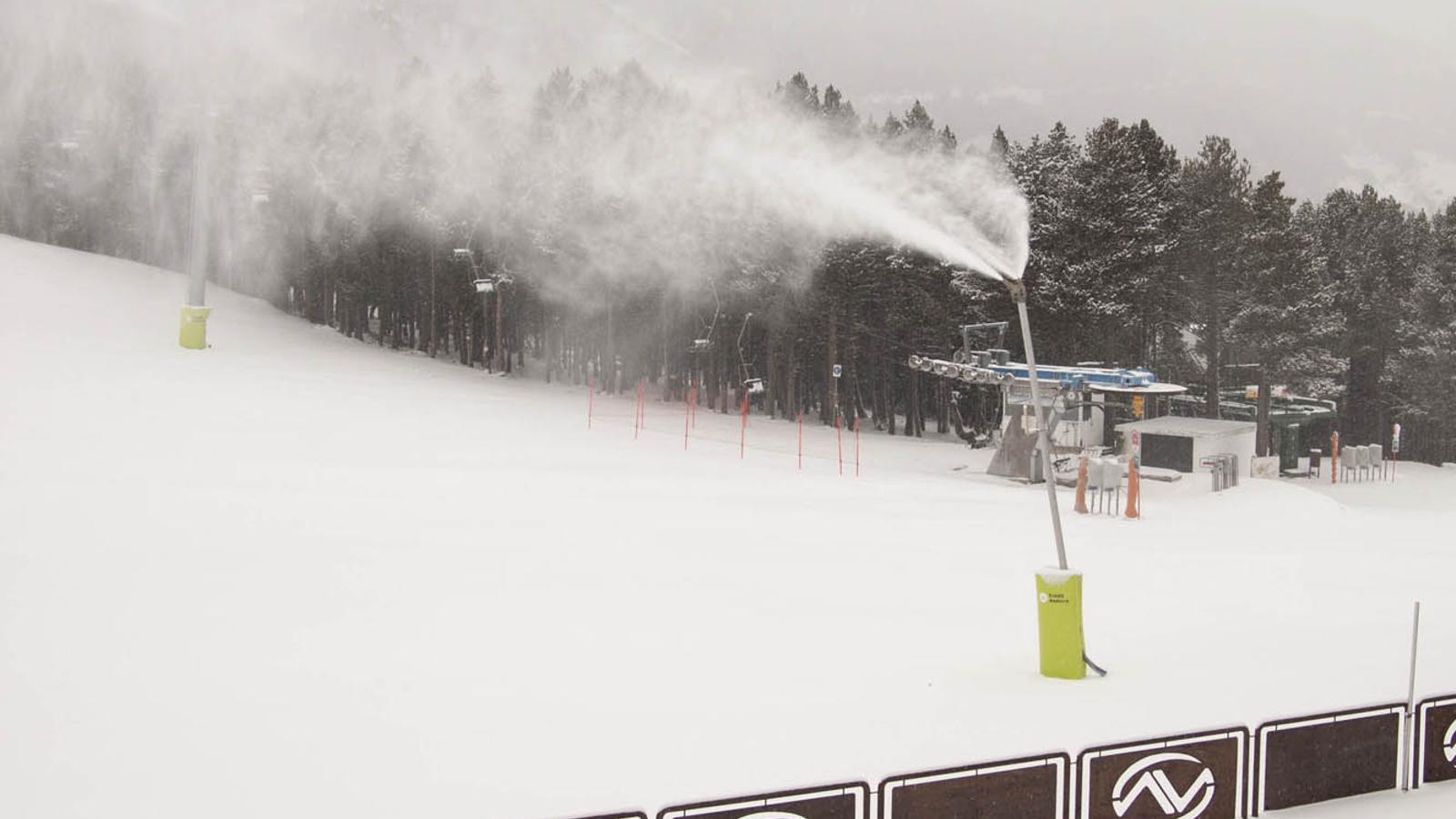 Un canó de neu funcionant al sector de pistes d'esquí de Pal aquest dijous