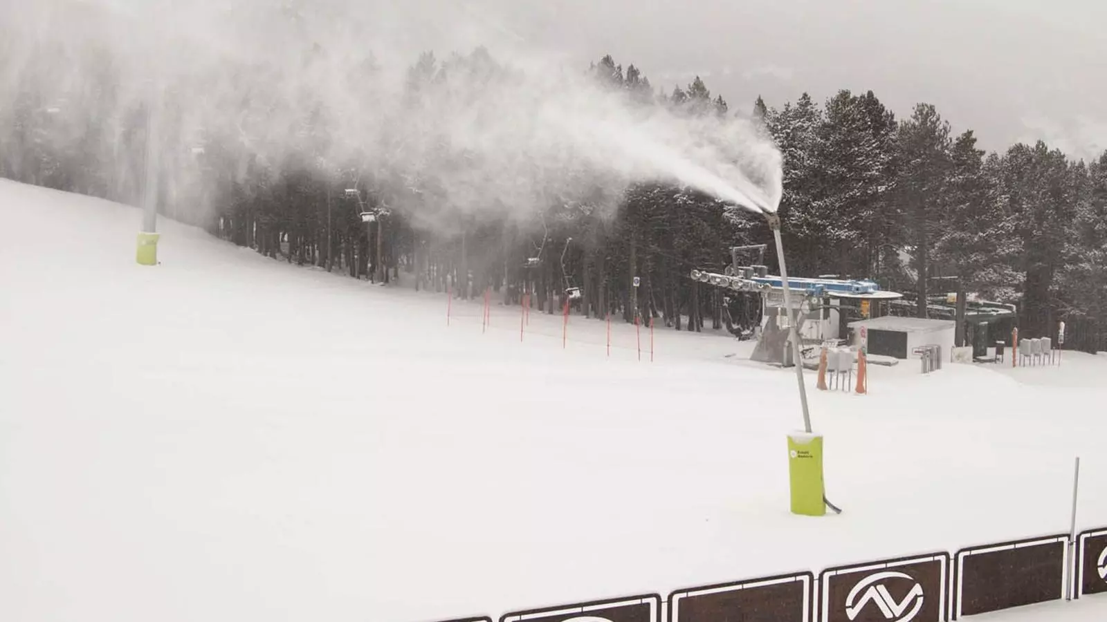 Un canó de neu funcionant al sector de pistes d'esquí de Pal aquest dijous