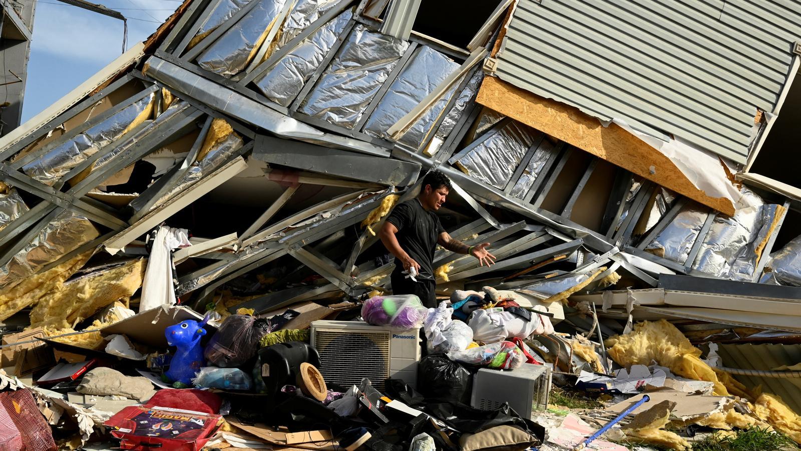 Un hombre en medio de la ruina causada por los terremotos en la ciudad venezolana de La Guaira.