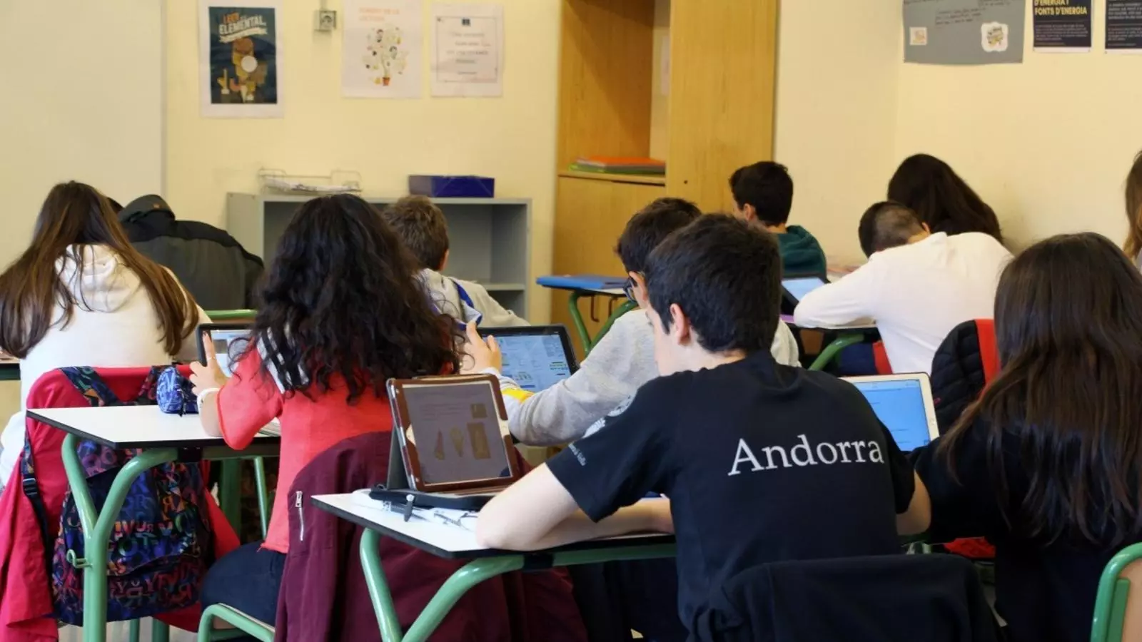 Una aula de l'escola andorrana amb alumnes utilitzant tauletes.