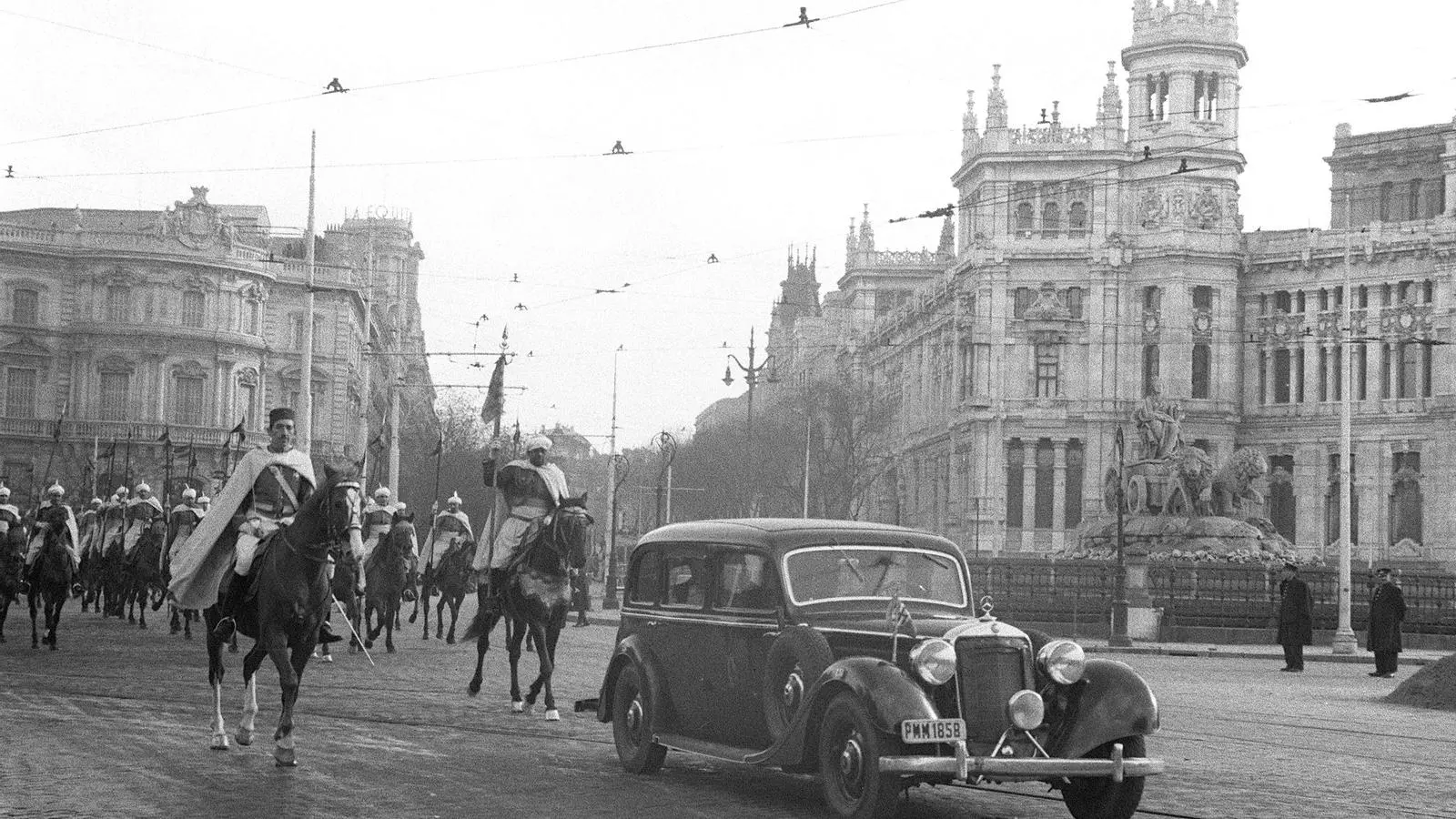 El nou ambaixador alemany, Adolf Hans von Moltke, es presenta a Madrid i es dirigeix al Palau de l'Orient, a Madrid, el gener de 1943.