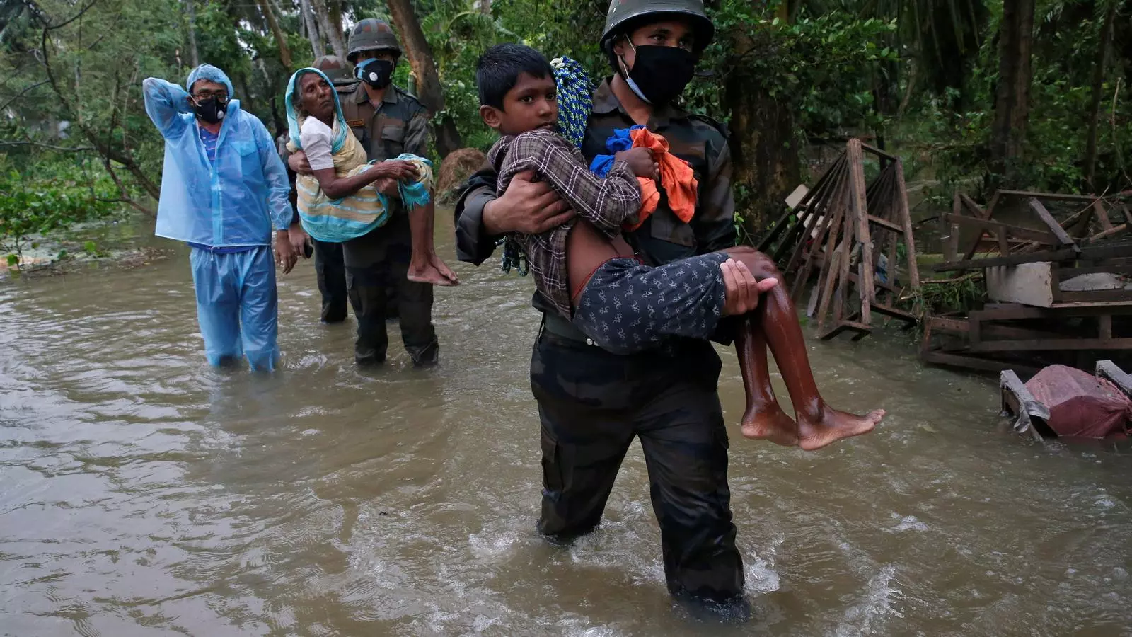 Soldats ajuden a evacuar ciutadans de zones inundades pel cicló Yaas.