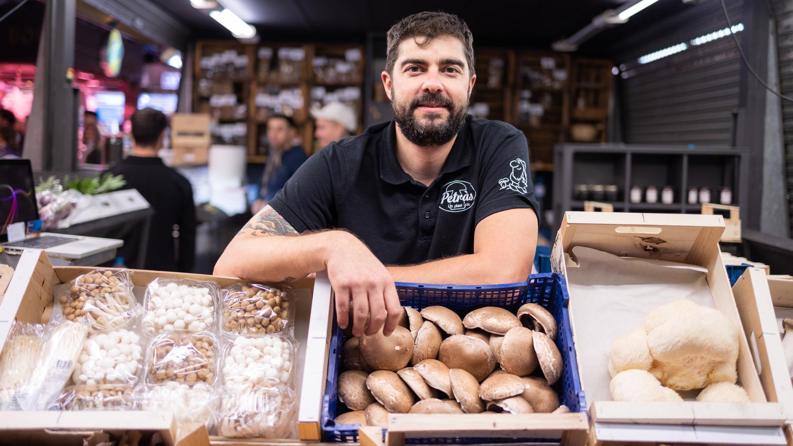 Xavier Petràs, at the stall in La Boqueria market, which has not opened today for the first time since his father passed it on to him.