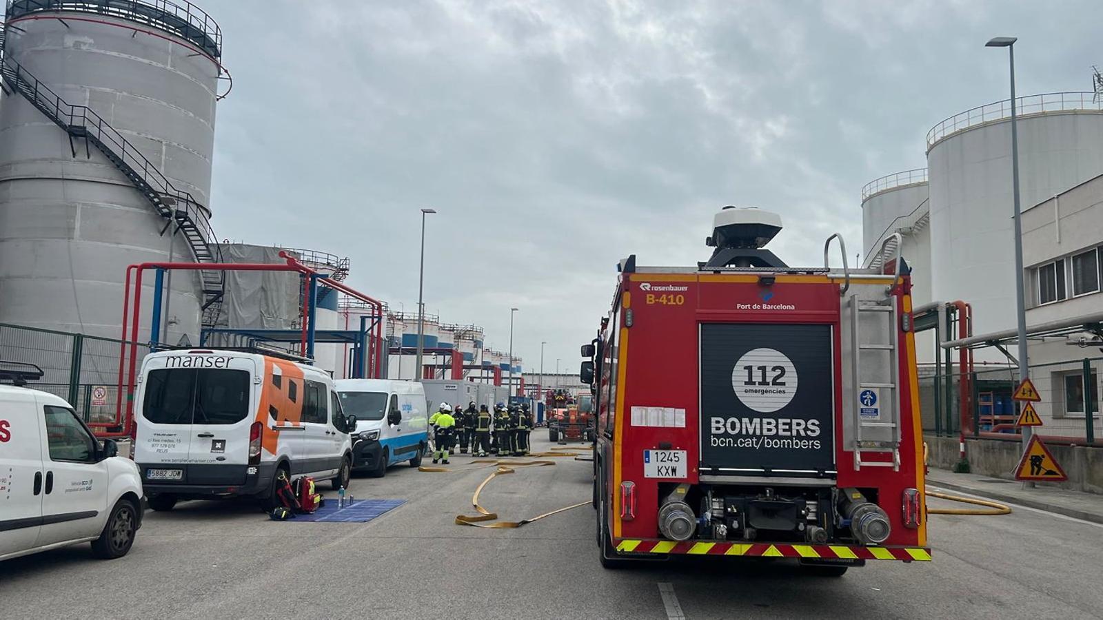 A Barcelona Firefighters' truck at the point where the explosion with a fatal victim occurred yesterday at the port of Barcelona. ACN