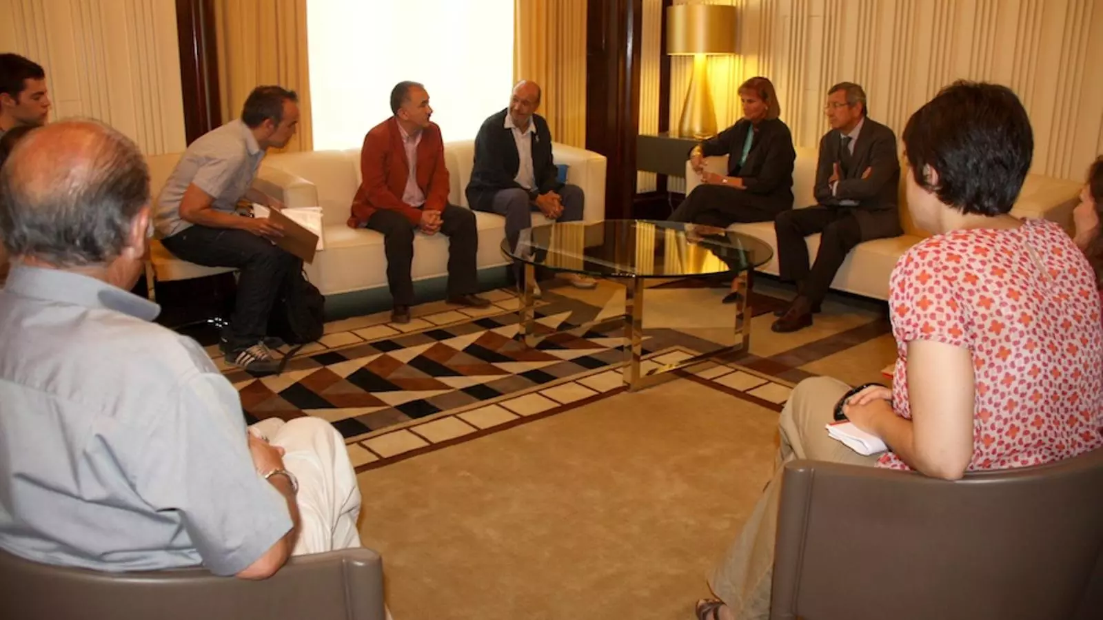 Els representants de sindicats i entitats socials, reunits amb la presidenta del Parlament, Núria de Gispert