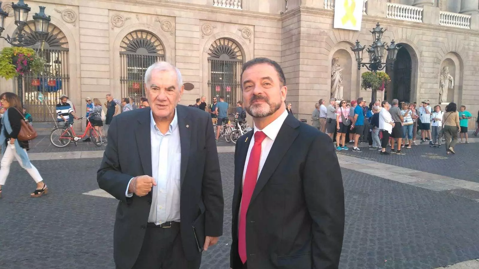 Ernest Maragall i Alfred Bosch davant de l'Ajuntament de Barcelona