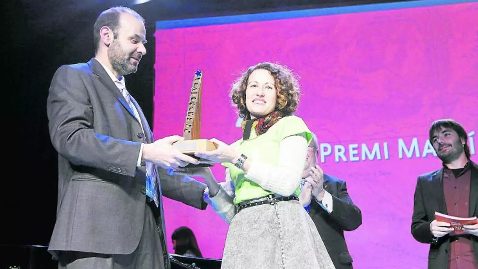 EN DEFENSA DE LA LLENGUA Margalida Caldentey, en representació de l'Assemblea de Docents de les Illes Balears, va recollir el primer premi Martí Gasull de mans del president de Plataforma per la Llengua, Òscar Escuder. Els altres dos finalistes van ser la Viquipèdia en català i l'activista Joan-Carles Martí.