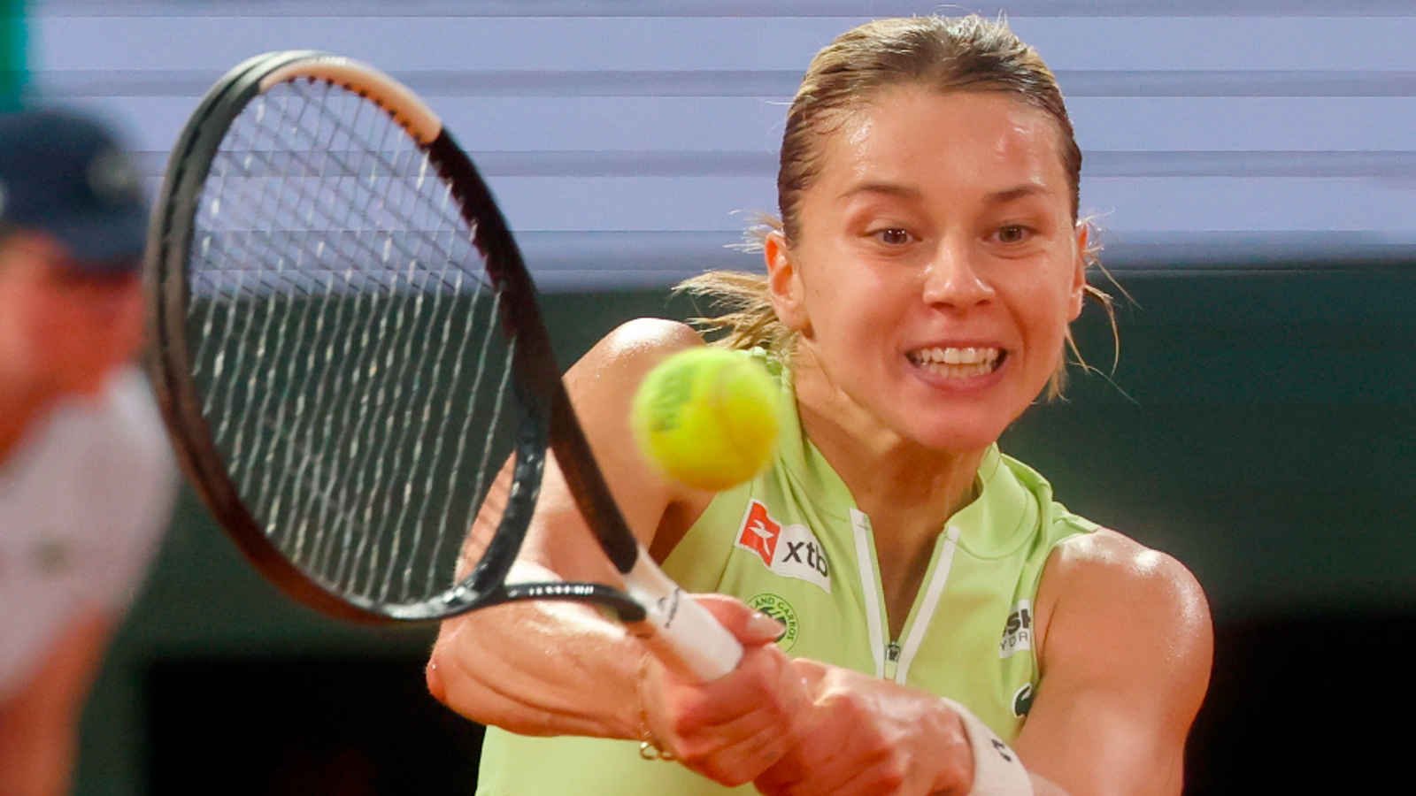 Maja Chwalinska returning a ball in the match against Shnaider.