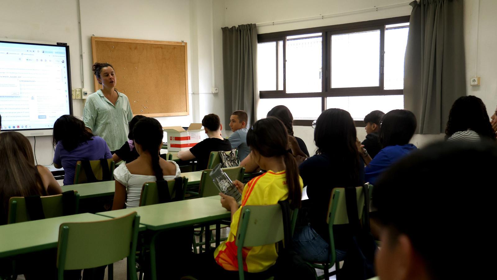 Alumnes a una aula de l'IES Ses Estacions.
