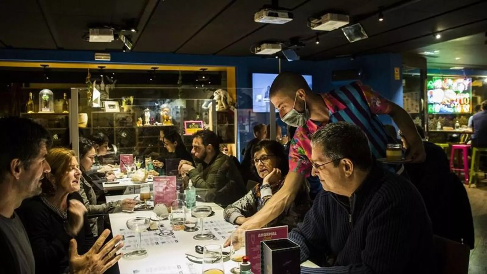 Un grup de persones en un restaurant.