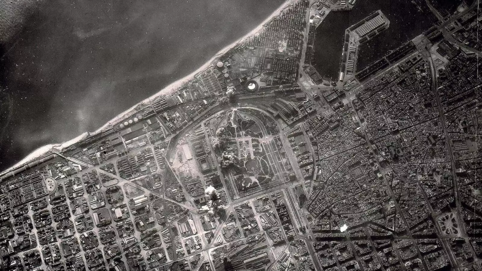 Vista aèria de Barcelona durant els bombardejos feixistes del 18 de març del 1938.