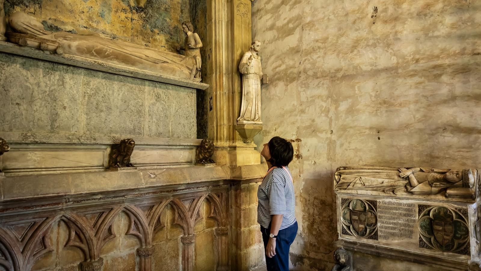 Tumbas del Monasterio de Pedralbes, en la fotografía arriba a la izquierda tumba de la reina Elisenda de Montcada y a la derecha tumba de Francesca Saportella, B