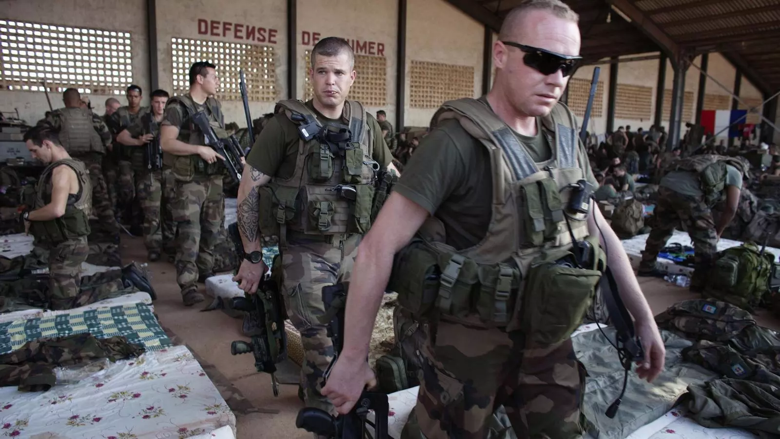 PREPARATIUS MILITARS Soldats francesos que participen en l'operació contra els islamistes a Mali, desplegats ahir en una base aèria de Bamako.