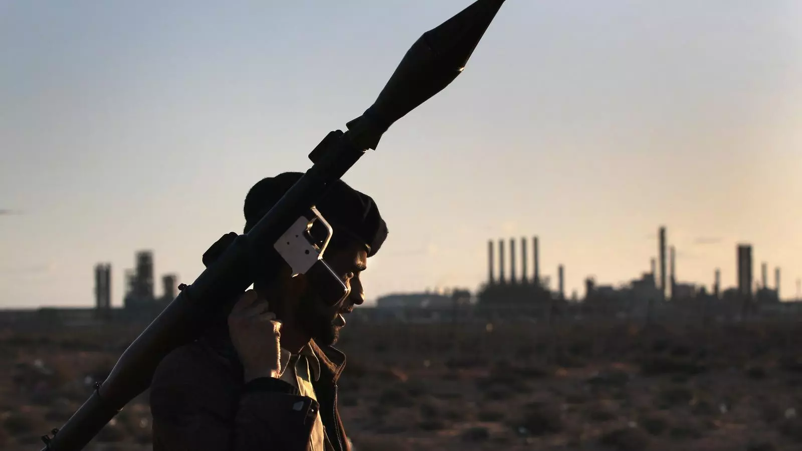 Un soldat de l'oposició a les afores de la ciutat petroliera de Ras Lanuf. GETTY