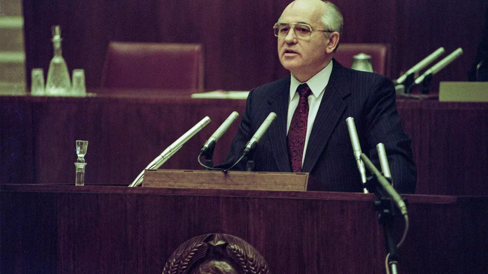 Imagen de archivo datada el 24 de diciembre de 1991 del entonces presidente soviético Mikhail Gorbatxov hablando de la última sesión del Sóviet Supremo en Moscú, Rusia