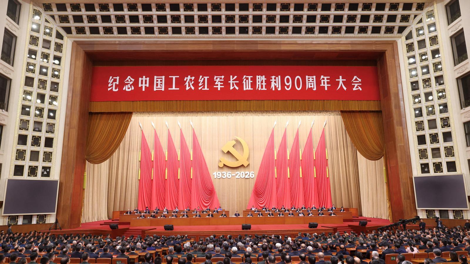 Chinese President Xi Jinping and other officials attend a meeting in commemoration of the 90th anniversary of the end of the Long March, this Thursday in Beijing.